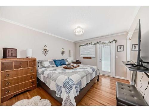 47 Lake Wapta Rise Se, Calgary, AB - Indoor Photo Showing Bedroom