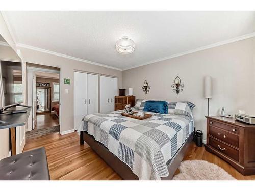 47 Lake Wapta Rise Se, Calgary, AB - Indoor Photo Showing Bedroom