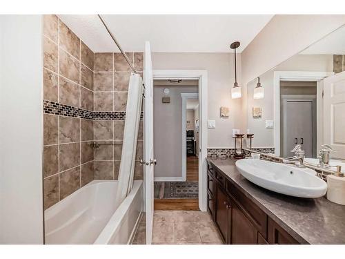 47 Lake Wapta Rise Se, Calgary, AB - Indoor Photo Showing Bathroom