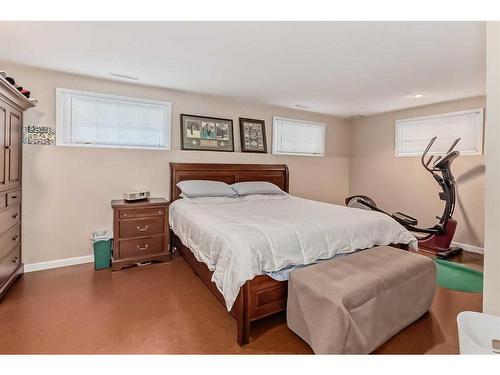 47 Lake Wapta Rise Se, Calgary, AB - Indoor Photo Showing Bedroom