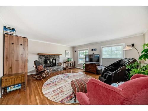 47 Lake Wapta Rise Se, Calgary, AB - Indoor Photo Showing Living Room