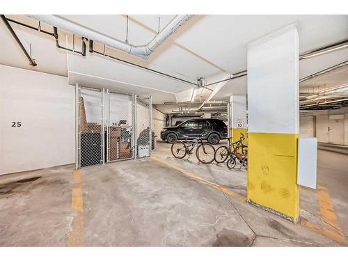 1314-1540 Sherwood Boulevard Nw, Calgary, AB - Indoor Photo Showing Garage