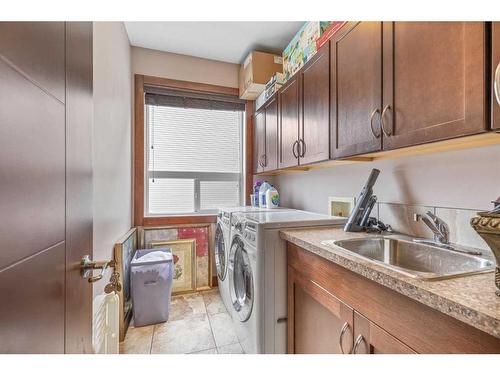 11 Towers Close, Red Deer, AB - Indoor Photo Showing Laundry Room