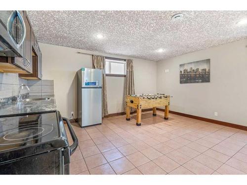 11 Towers Close, Red Deer, AB - Indoor Photo Showing Kitchen