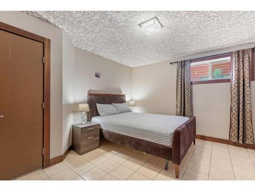 11 Towers Close, Red Deer, AB - Indoor Photo Showing Bedroom