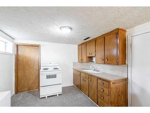 2028 6 Street Ne, Calgary, AB - Indoor Photo Showing Kitchen