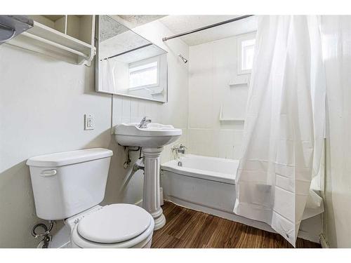 2028 6 Street Ne, Calgary, AB - Indoor Photo Showing Bathroom