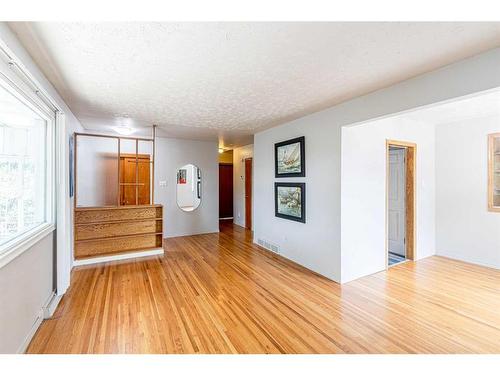 2028 6 Street Ne, Calgary, AB - Indoor Photo Showing Other Room