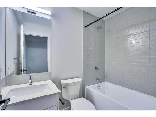 2-2633 1 Avenue Nw, Calgary, AB - Indoor Photo Showing Bathroom