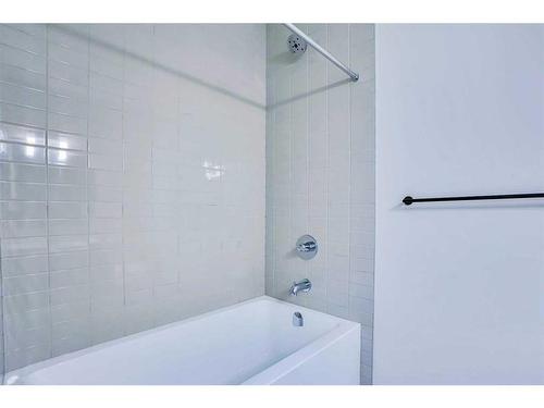 1-2633 1 Avenue Nw, Calgary, AB - Indoor Photo Showing Bathroom