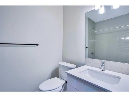 1-2633 1 Avenue Nw, Calgary, AB - Indoor Photo Showing Bathroom