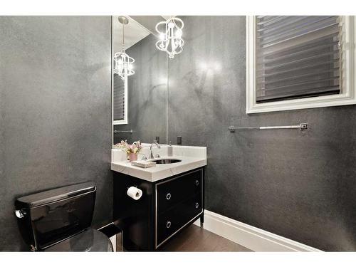 1613 7 Street Nw, Calgary, AB - Indoor Photo Showing Bathroom