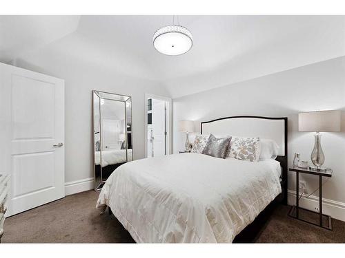 1613 7 Street Nw, Calgary, AB - Indoor Photo Showing Bedroom