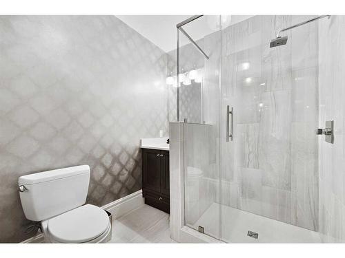 1613 7 Street Nw, Calgary, AB - Indoor Photo Showing Bathroom