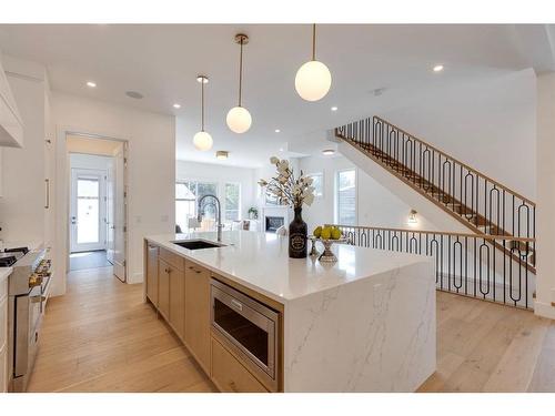 1635 Bowness Road Nw, Calgary, AB - Indoor Photo Showing Kitchen With Upgraded Kitchen