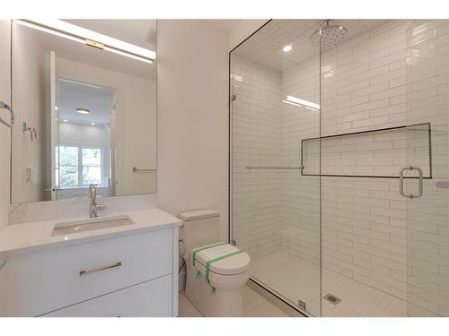 1635 Bowness Road Nw, Calgary, AB - Indoor Photo Showing Bathroom