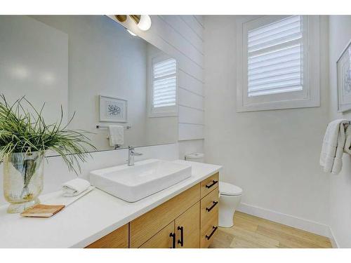 120 25 Avenue Nw, Calgary, AB - Indoor Photo Showing Bathroom