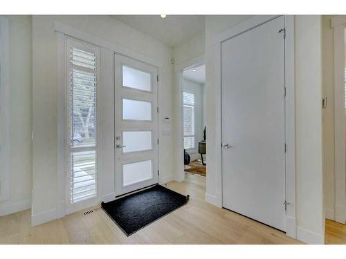 120 25 Avenue Nw, Calgary, AB - Indoor Photo Showing Other Room