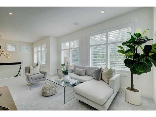 120 25 Avenue Nw, Calgary, AB - Indoor Photo Showing Living Room