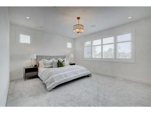 120 25 Avenue Nw, Calgary, AB - Indoor Photo Showing Bedroom