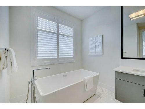 120 25 Avenue Nw, Calgary, AB - Indoor Photo Showing Bathroom