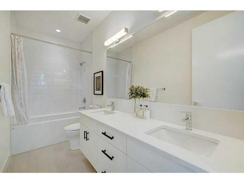 120 25 Avenue Nw, Calgary, AB - Indoor Photo Showing Bathroom