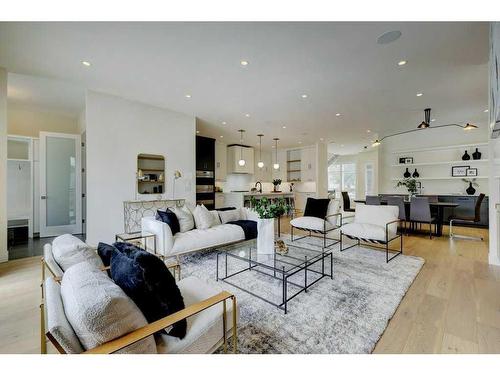 120 25 Avenue Nw, Calgary, AB - Indoor Photo Showing Living Room