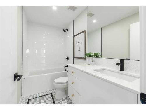 108-8445 Broadcast Avenue Sw, Calgary, AB - Indoor Photo Showing Bathroom