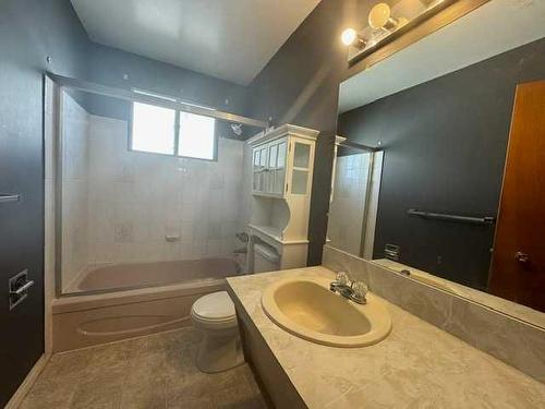 804 104 Avenue Sw, Calgary, AB - Indoor Photo Showing Bathroom