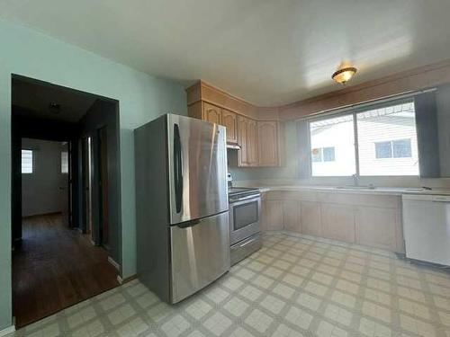 804 104 Avenue Sw, Calgary, AB - Indoor Photo Showing Kitchen