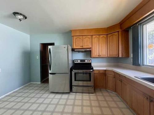 804 104 Avenue Sw, Calgary, AB - Indoor Photo Showing Kitchen