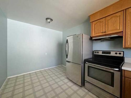 804 104 Avenue Sw, Calgary, AB - Indoor Photo Showing Kitchen