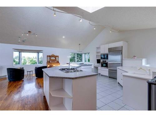 7063 Silverview Drive Nw, Calgary, AB - Indoor Photo Showing Kitchen