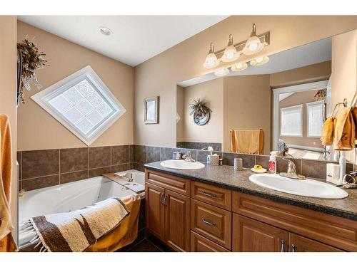 29 Vantage Crescent, Olds, AB - Indoor Photo Showing Bathroom