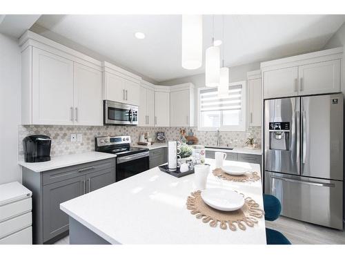 706 Wolf Willow Boulevard Se, Calgary, AB - Indoor Photo Showing Kitchen With Upgraded Kitchen