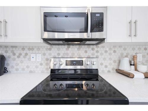 706 Wolf Willow Boulevard Se, Calgary, AB - Indoor Photo Showing Kitchen