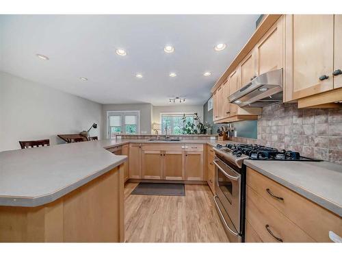1728 Westmount Road Nw, Calgary, AB - Indoor Photo Showing Kitchen With Upgraded Kitchen
