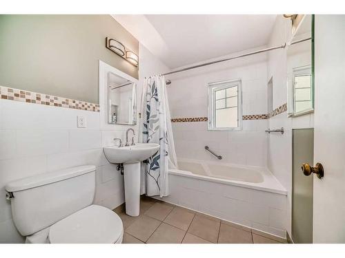 1728 Westmount Road Nw, Calgary, AB - Indoor Photo Showing Bathroom