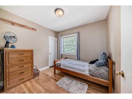 1728 Westmount Road Nw, Calgary, AB - Indoor Photo Showing Bedroom