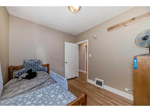 1728 Westmount Road Nw, Calgary, AB - Indoor Photo Showing Bedroom