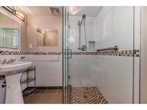 1728 Westmount Road Nw, Calgary, AB - Indoor Photo Showing Bathroom