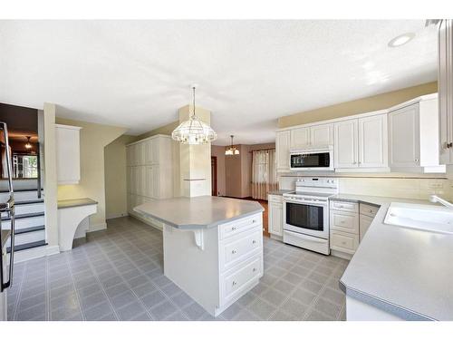 1519 32 Avenue Sw, Calgary, AB - Indoor Photo Showing Kitchen With Double Sink