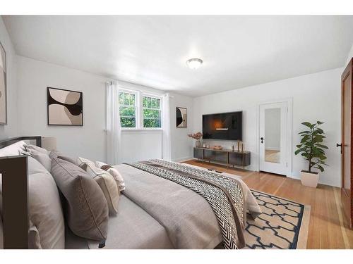 1519 32 Avenue Sw, Calgary, AB - Indoor Photo Showing Bedroom