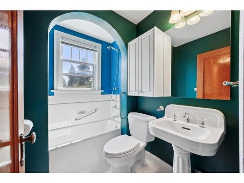 1519 32 Avenue Sw, Calgary, AB - Indoor Photo Showing Bathroom