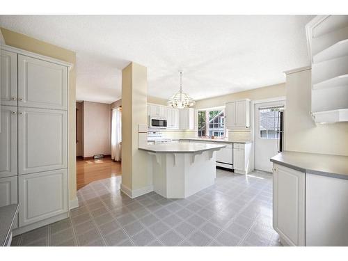 1519 32 Avenue Sw, Calgary, AB - Indoor Photo Showing Kitchen