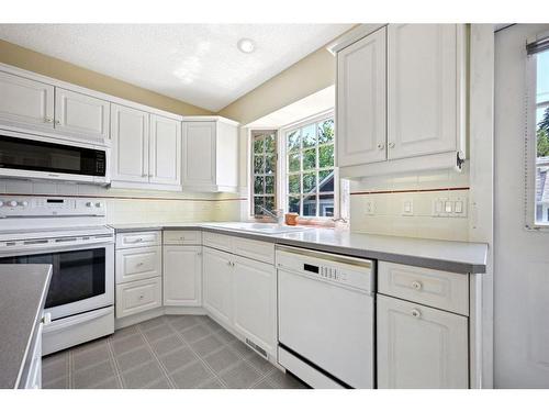 1519 32 Avenue Sw, Calgary, AB - Indoor Photo Showing Kitchen