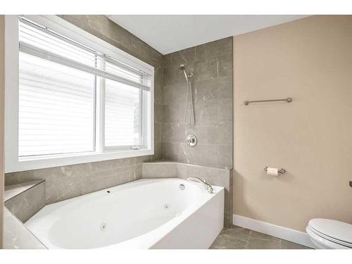 4404 33 Avenue Sw, Calgary, AB - Indoor Photo Showing Bathroom