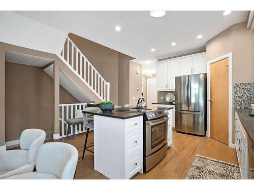 4404 33 Avenue Sw, Calgary, AB - Indoor Photo Showing Kitchen