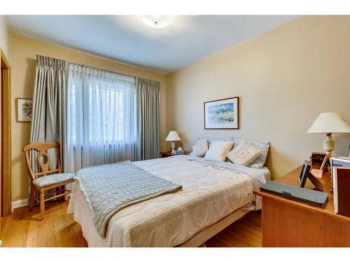 3804 13 Street Sw, Calgary, AB - Indoor Photo Showing Bedroom