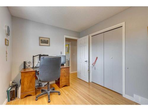 20 Lake Linnet Close Se, Calgary, AB - Indoor Photo Showing Office